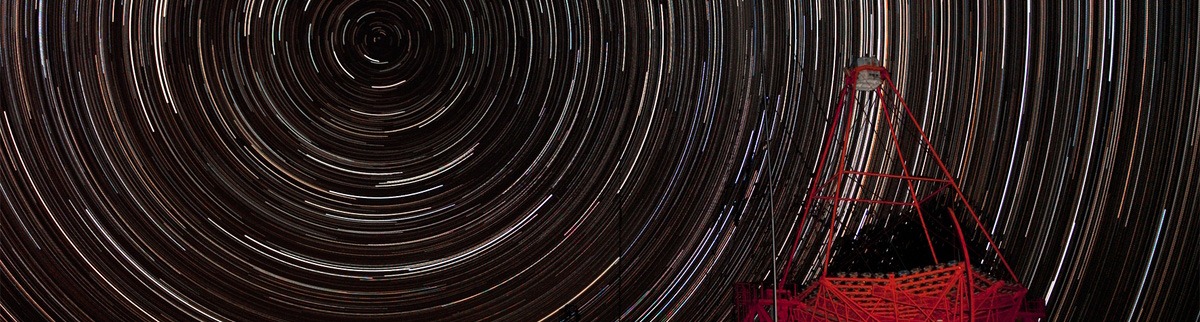 Filé d'étoiles vu du site expérimental HESS en Namibie.