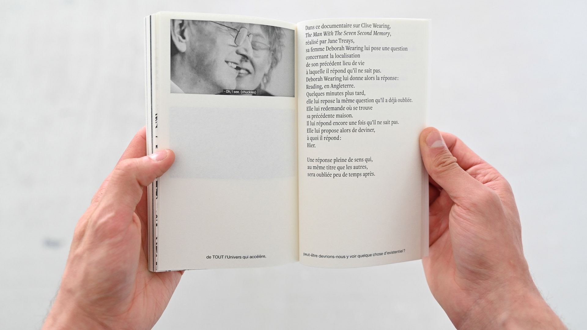 Deux pages du livre d'Adrien Tinchi. A gauche une photo de deux personnes agées qui rient.