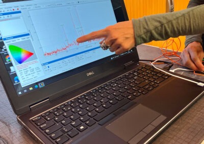 Démonstration interactive du spectromètre optique avec l'analyse en direct du spectre de la lumière sur écran, découvrant comment les astrophysiciens étudient la composition des étoiles.