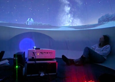 Immersion dans le planétarium : projection à 360° d'un ciel étoilé avec la Voie lactée.