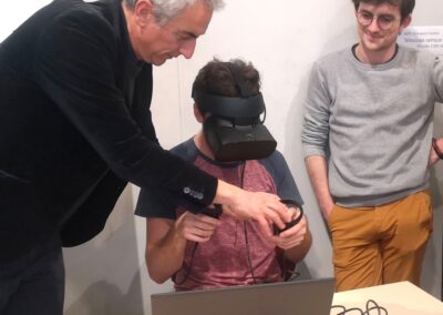 Expérience de réalité virtuelle au Outreach Centre : un visiteur explore l'Univers avec un casque VR, guidé par un médiateur scientifique, dans une séance de médiation interactive au laboratoire APC.