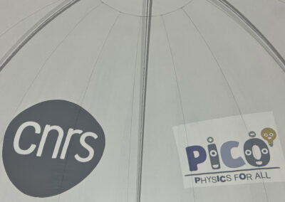 Intérieur du planétarium : paroi du dôme avec logos CNRS et PICO "Physics for All". Vue de la structure gonflable du Outreach Centre montrant les partenariats institutionnels et européens.